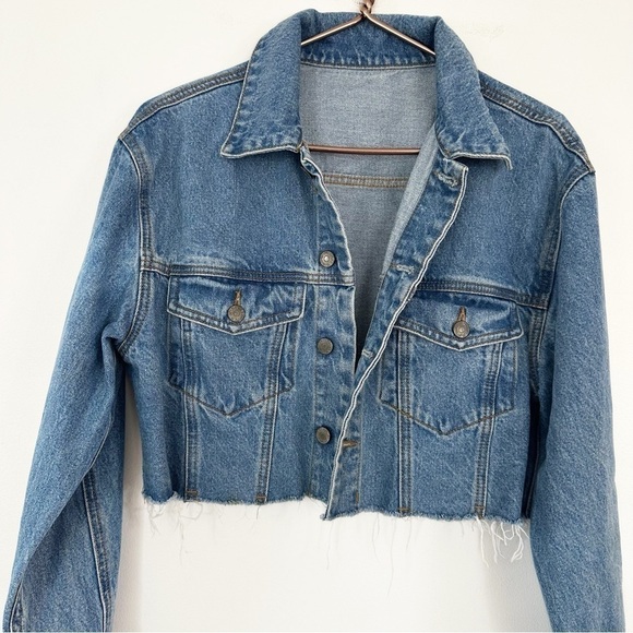 Brandy Melville John Galt Jacket Womens Small Denim Trucker Cropped Raw Hem - Picture 2 of 4